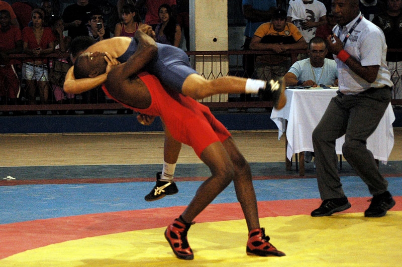 Maikel Anache mostró a su principal arma, el levantón desde abajo durante la primera jornada Campeonato Nacional de lucha. Foto: César A. Rodríguez