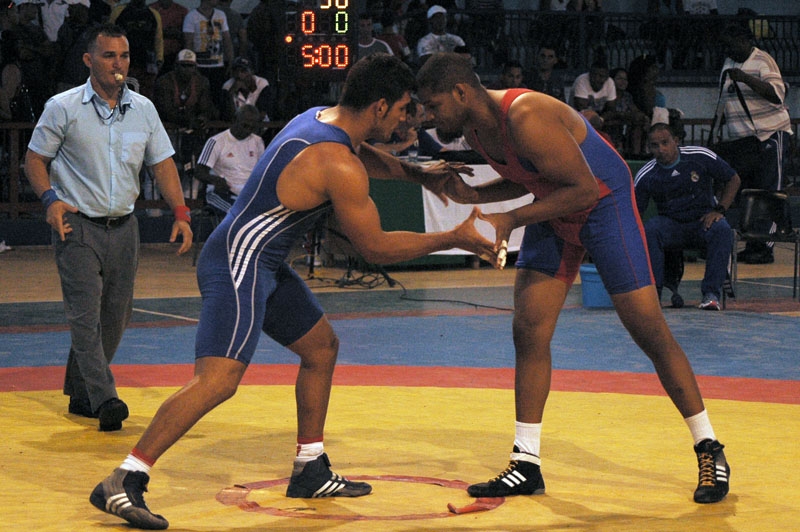 Como era de esperarse Yasmany Lugo (PRI), campeón de los Juegos Centroamericanos y del Caribe de Veracruz 2010, se impuso en los 98 kilos, aunque para muchos en el combate fue muy poco agresivo. Foto: César A. Rodríguez