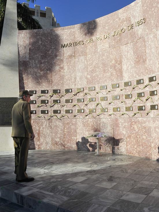 Flores ofrendó también a los héroes mártires del 26 de Julio. Foto: Estudios Revolución.