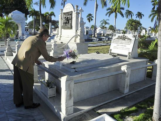 En el cementerio de Santa Ifigenia, el homenaje a la madre de los Maceo. Foto: Estudios Revolución.