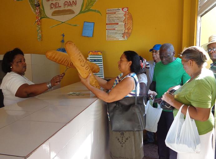 El pan 500, como le llaman los santiagueros, se comercializa desde diciembre pasado con notable aceptación.