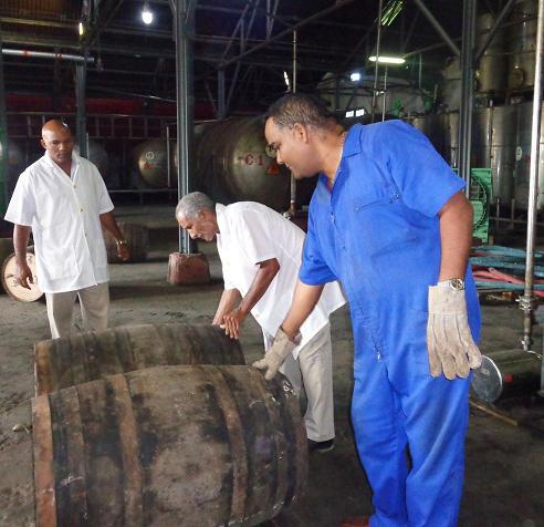 Obreros de la ronera Santiago de Cuba tienen una alta responsabilidad en la manipulación de los toneles que añejan la base que servirá para fabricar el ron 500 aniversario.