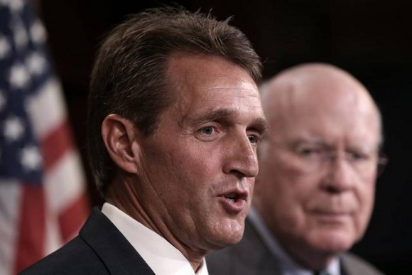 El senador Jeff Flake durante una conferencia de prensa en el Capitolio para presentar el proyecto de ley sobre viajes a Cuba. Foto: Getty Images