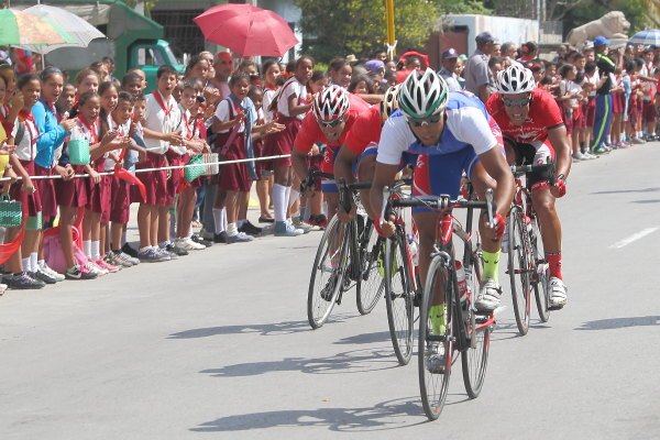 Yasmani Viamontes ganó con amplitud el tercer tramo del Clásico Nacional de ciclismo Guantánamo- La Habana. Foto: Otmaro Rodríguez