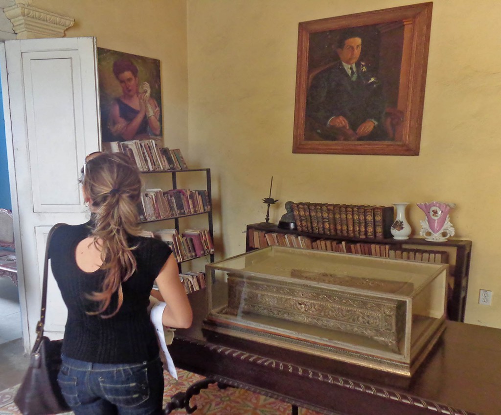 La casona guarda objetos personales, muebles, fotos, estatuas y una valiosa colección de 2605 libros que pertenecieron a los hermanos Loynaz.