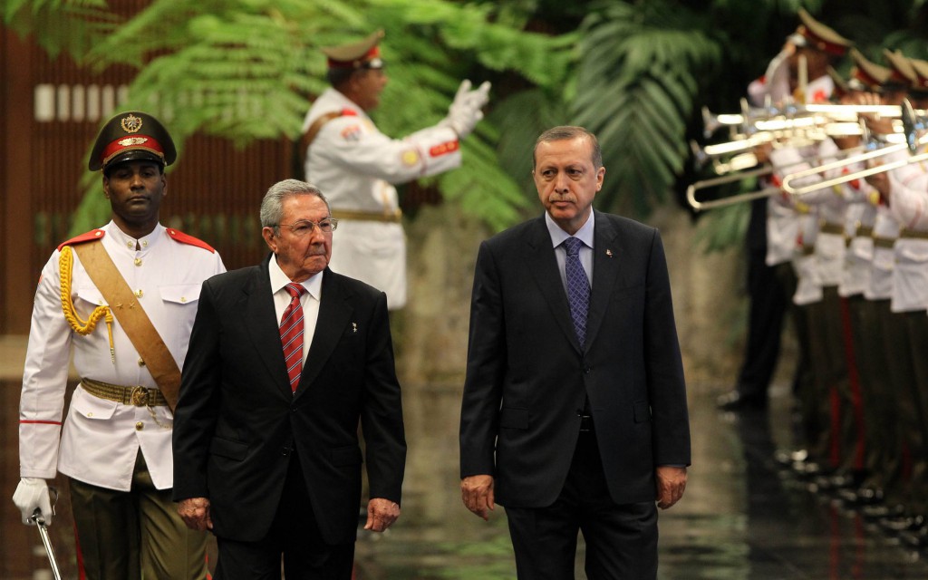 Los presidentes de Cuba, Raúl Castro, y de Turquía, Recep Tayyip Erdogan, pasan revista a las tropas formadas para la ceremonia oficial de recibimiento en el Palacio de la Revolución de La Habana (Cuba), hoy miércoles 11 de febrero de 2015. Foto: EFE