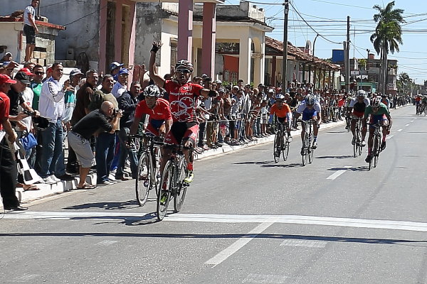 Arnold Alcolea triunfó en Ciego de Ávila durante la sexta etapa del Clásico Nacional de Ciclismo. Foto: Otmaro Rodríguez