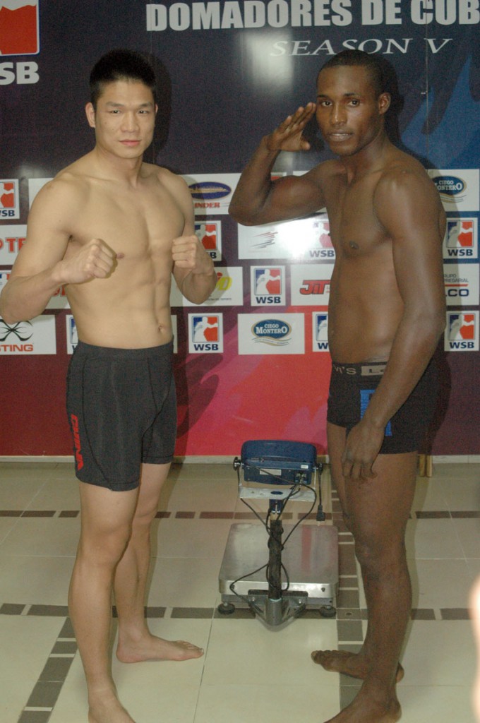 El chino Guojun Shi (izquierda) chocará con el estelar Julio C. La Cruz. Foto: César A. Rodríguez.