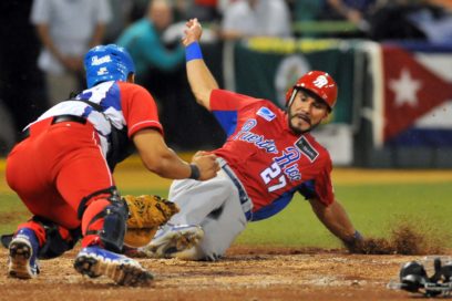 Vegueros gana y tiene pies y medio en semifinal