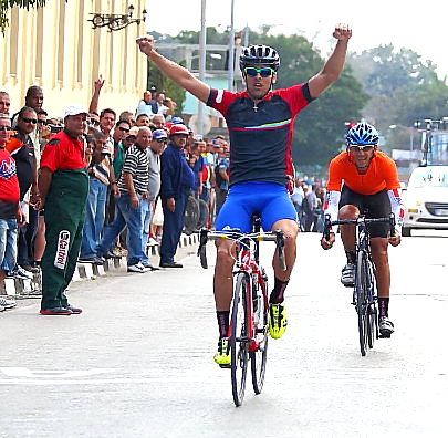 La llegada en Sancti Spíritus fue disfrutada al máximo por el holguinero Frank Consuegra. Foto: Otmaro Rodríguez