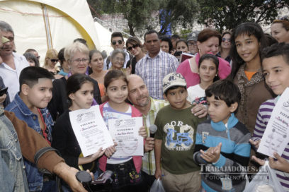Gerardo entrega premios  de concurso infantil por el regreso de los Cinco