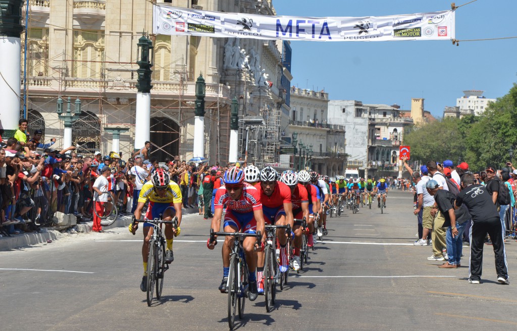 Llegada al Prado capitalino de la caravana multicolor. |foto: Yander Zamora