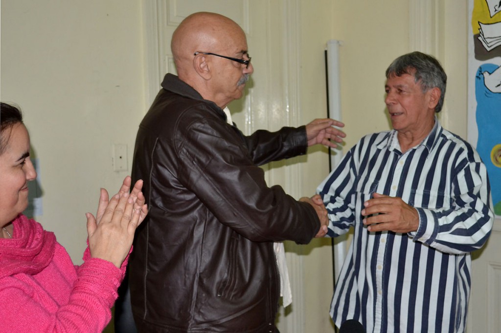 A la derecha, Antonio Gómez, el Loquillo, recibe el abrazo de Antonio Moltó, presidente de la Unión de Periodistas de Cuba