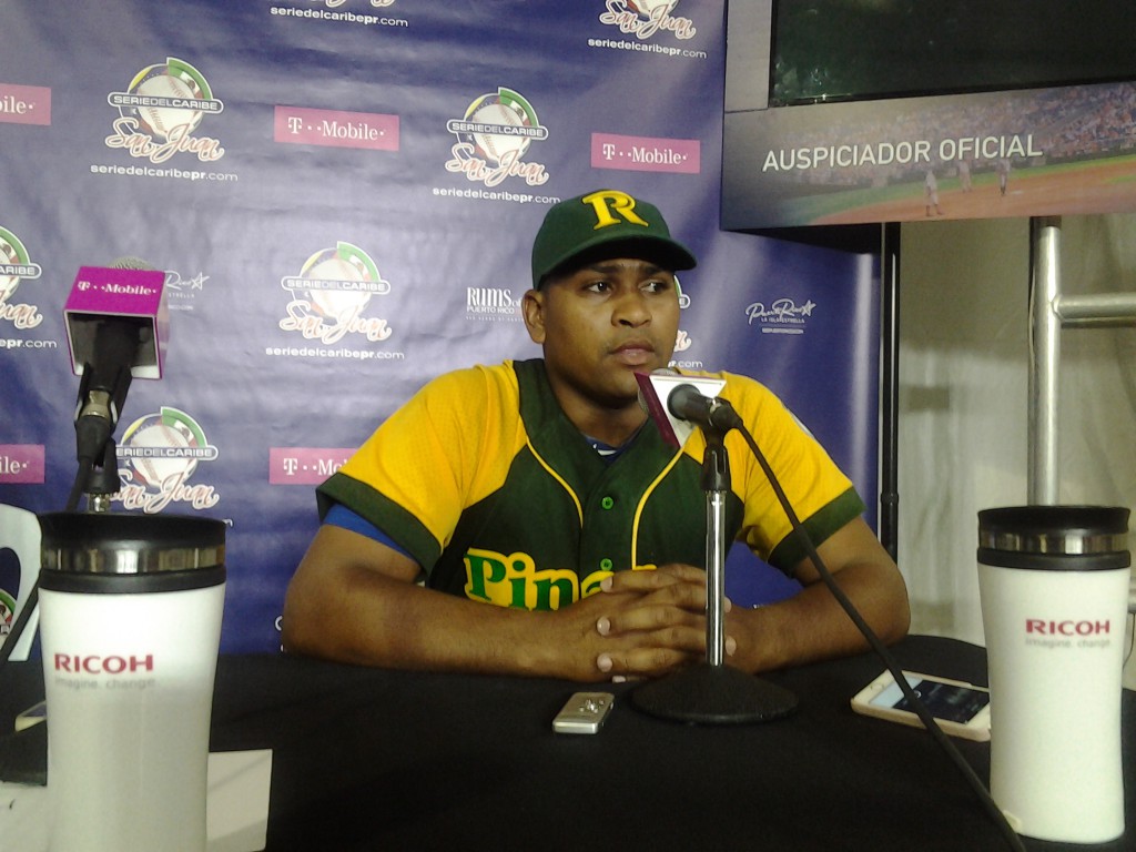 Freddy Asiel responde las preguntas de la prensa acreditada en la Serie del Caribe. Foto: Joel García