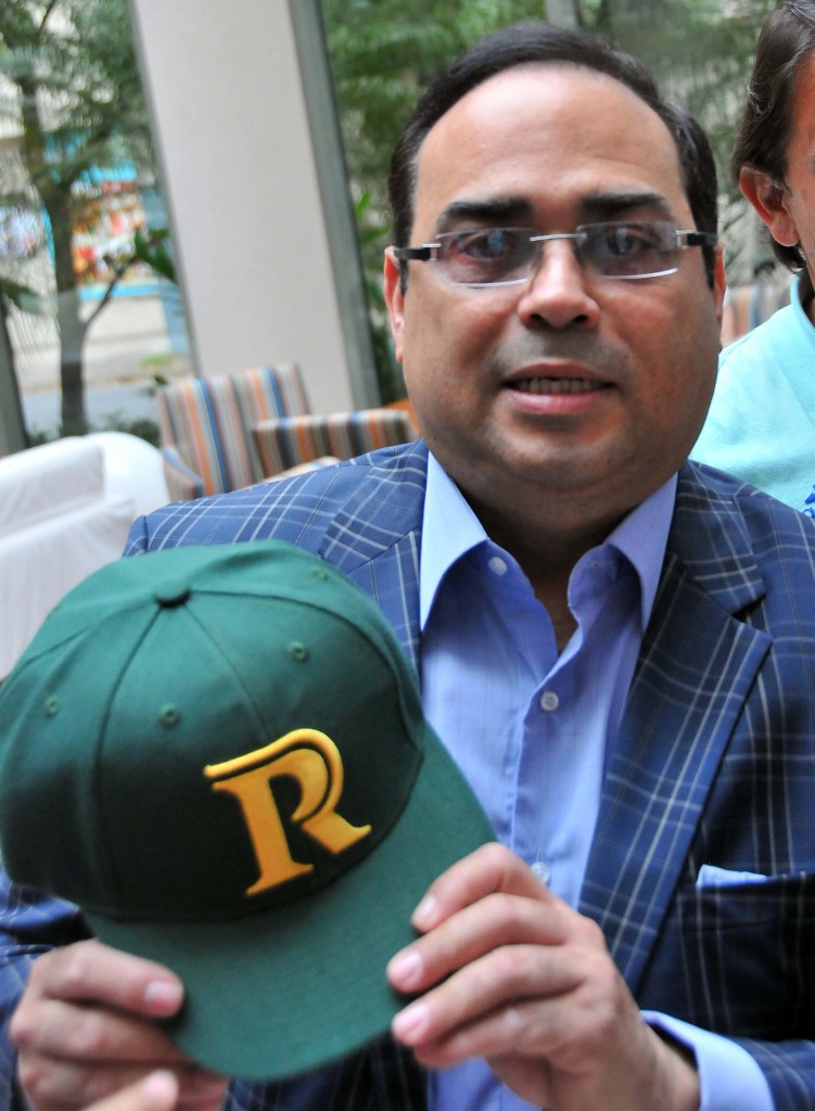 Gilberto Santa Rosa recibe una gorra de Pinar del Río. Foto: Ricardo López Hevia