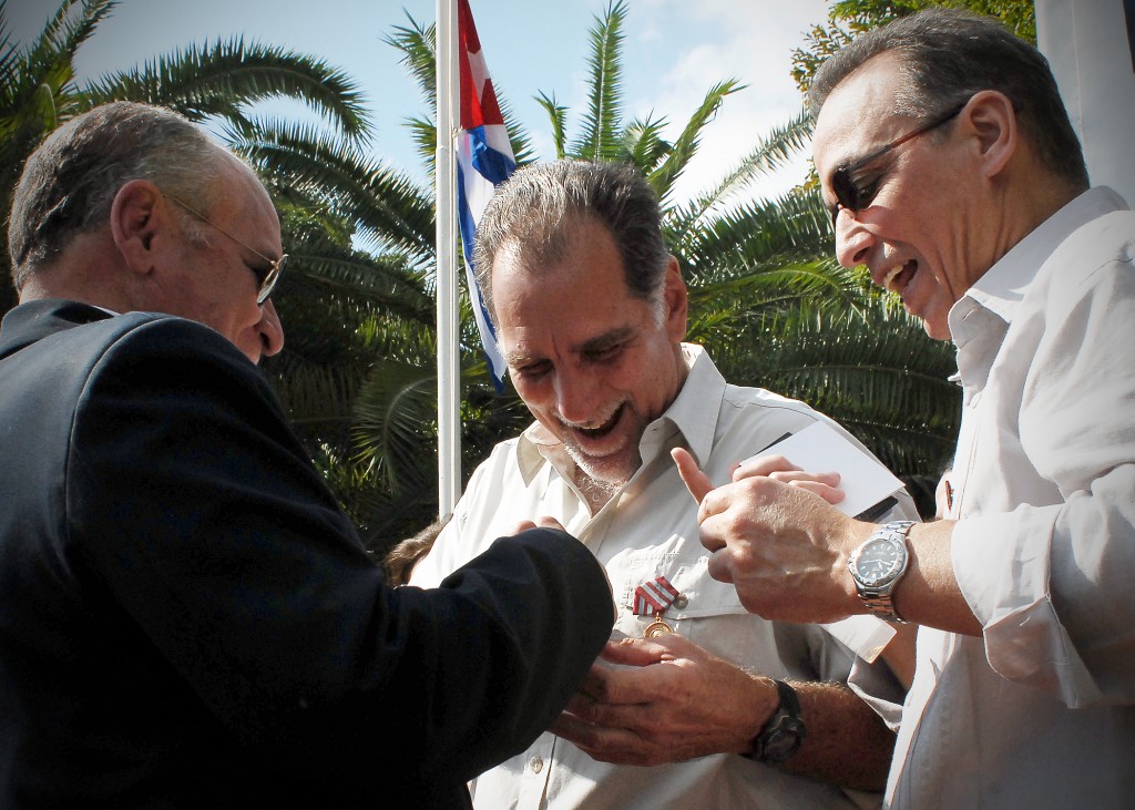 René y Tony  recibieron la más alta condecoración que otorga el Sindicato de Transportes y Puertos. Foto: Herbiberto González