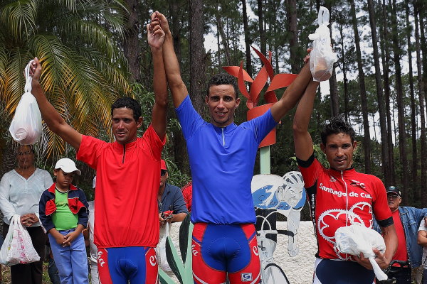 Podio de premiaciones en el ascenso a Topes de Collantes. Josè Mojica, Yennier Lòpez y Arnold Alcolea (izquierda a derecha). Foto: Otmaro Rodrìguez