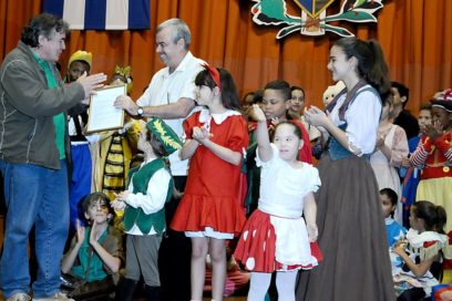 Felicita Raúl Castro a integrantes de La Colmenita