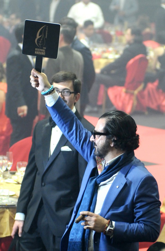 El comprador que compro el humidor más caro de la subasta. Fotos: Roberto Carlos Medina