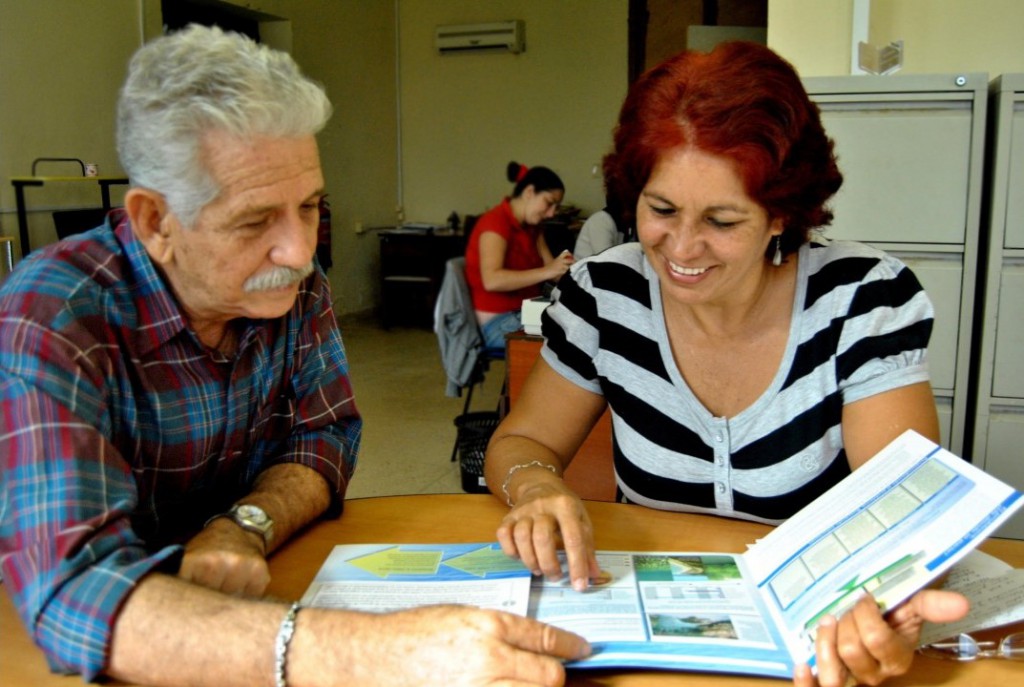 Libertad Rodas y Pedro Alcolado tributaron información sobre el Proyecto Sabana Camagüey, iniciado en 1993 y que culminará en mayo con resultados satisfactorios. Foto: Rita Karo