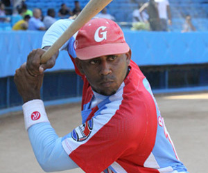 Urmaris Guerra, líder de jonrones en la actual serie con 17