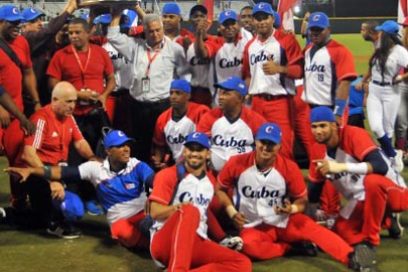 Felicita Raúl a peloteros campeones de la Serie del Caribe