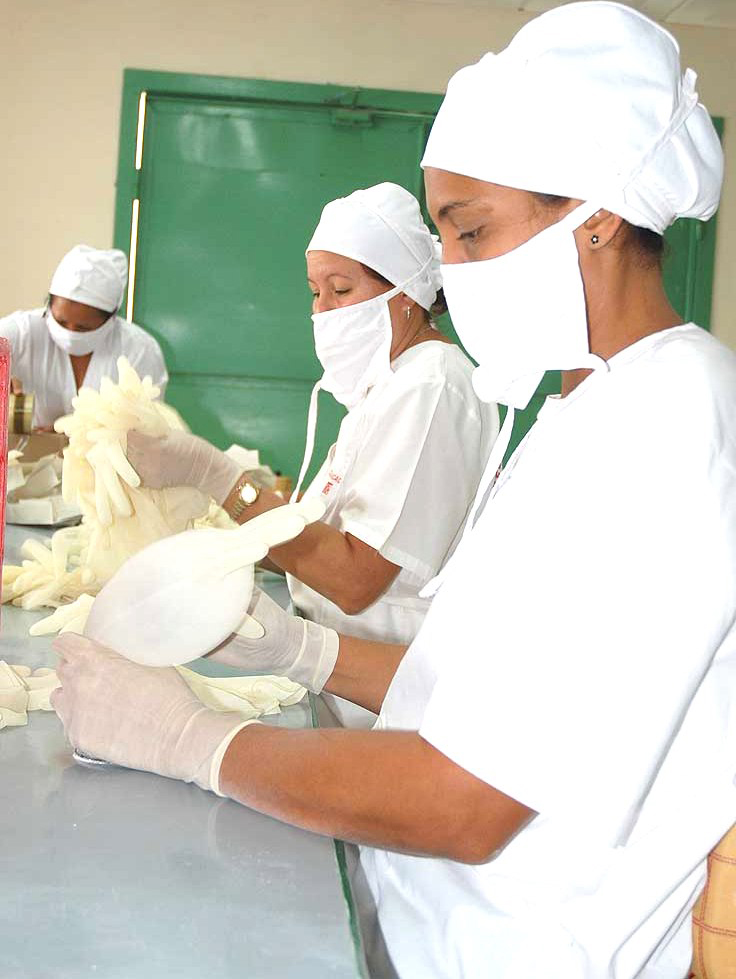 Producción récord de guantes quirúrgicos estériles en Las Tu