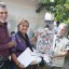 Al centro la merecedora del Premio Ala Décima 2015, Merari Mangly Carrillo, recibe una obra del artista Kamyl Bullaudy. Se la entregan los poetas Miguel Mariano Piñero (a la izquierda) y Péglez. Foto: Roberto Carlos Medina