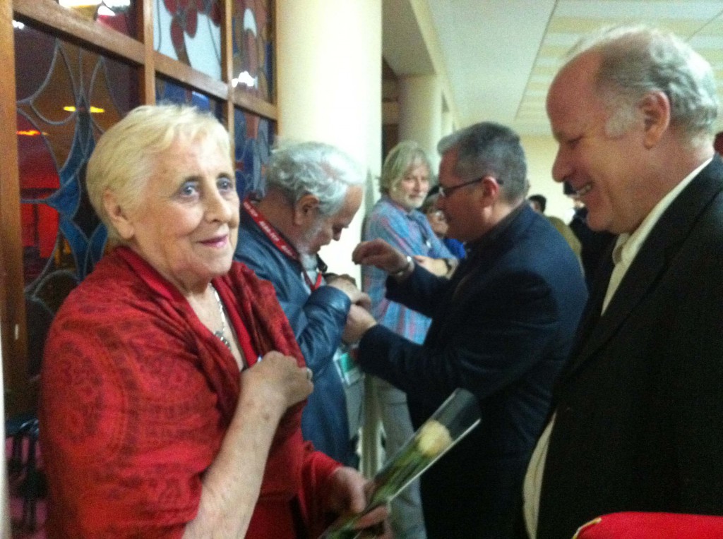 Stella Calloni y Luis Britto García reciben la Medalla de la Amistad que otorga el Consejo de Estado. 