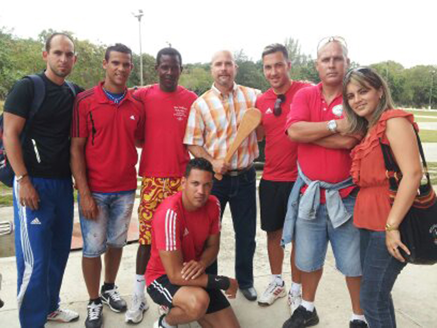 De izquierda a derecha Camilo Valdefrías (entrenador), Frendy, Anderson, Gerardo, Rafael, Alejandro y Yadira (psicóloga del deporte); Azuán aparece debajo.