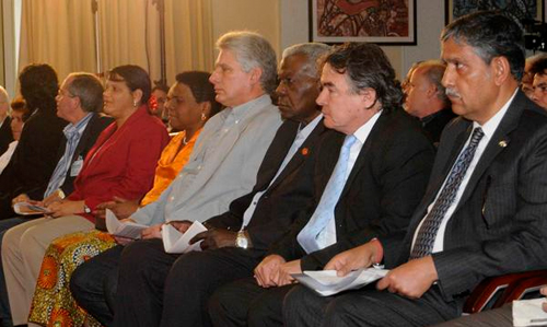 De izquierda a derecha Lázara Mercedes López Acea, Primera Secretaria del Partido Comunista de Cuba (PCC) en La Habana; Zuleica Romay, Presidenta del Instituto Cubano del Libro; Miguel Díaz-Canel Bermúdez, miembro del Buró Político del PCC y Primer Vicepresidente de los Consejos de Estado y de Ministros, Esteban Lazo Hernández, Presidente de la Asamblea Nacional del Poder Popular; Julian González Toledo, Ministro de Cultura, y Ravindra Singh, Secretario de Estado para la Cultura de la República de la India, durante la inauguración de la XXIV Feria Internacional del Libro, Cuba 2015, en La Habana, el 12 de febrero de 2015. Foto: Roberto MOREJÓN RODRÍGUEZ/ AIN: