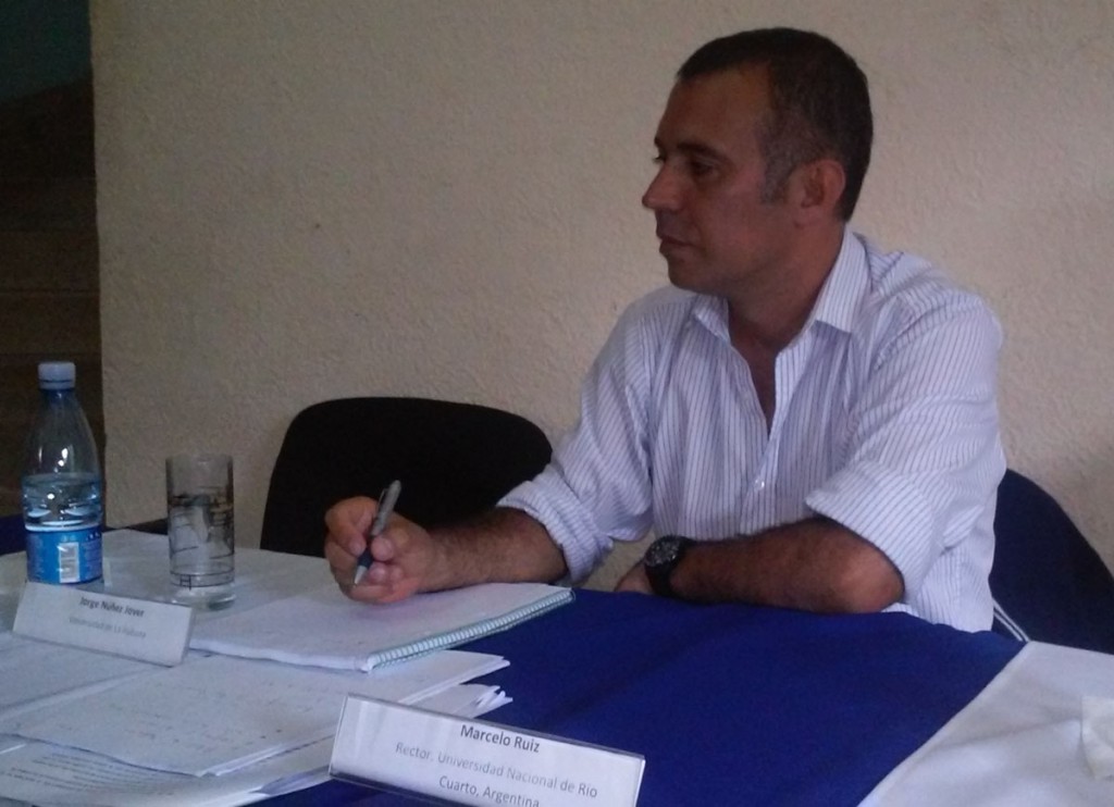 Marcelo Ruiz, rector de la Universida Nacional de Río Cuarto (Argentina), durante el debate con los asistentes.