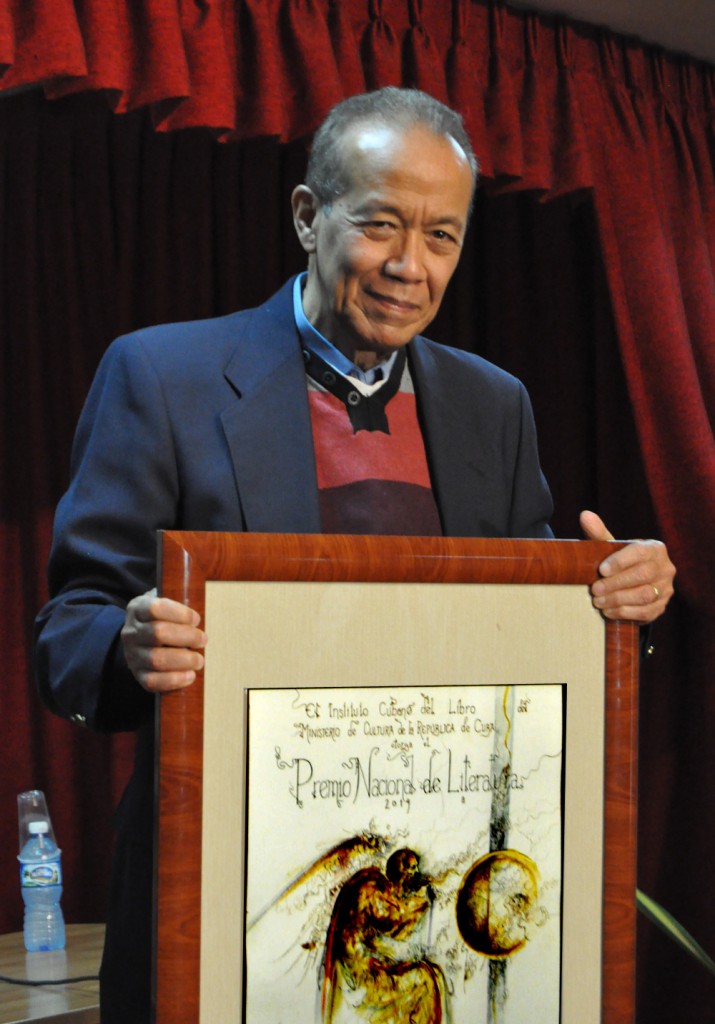 Eduardo Heras León recibe el Premio Nacional de Literatura