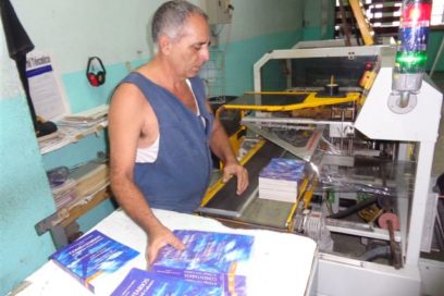 Reconocen aporte del poligráfico de Holguín a la Feria del Libro