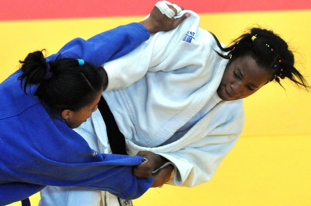 Combate entre Olga Masferrer (azul) y Maylín del Toro (blanco) en la disputa de la corona nacional de los 63 kilos. Foto: Marcelino Vázquez-AIN