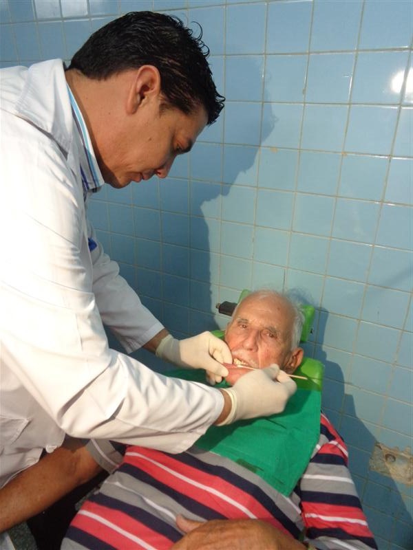 Teñir las lesiones con azul de toluidina resulta un método de diagnóstico menos invasivo que la biopsia. / Foto de la autora