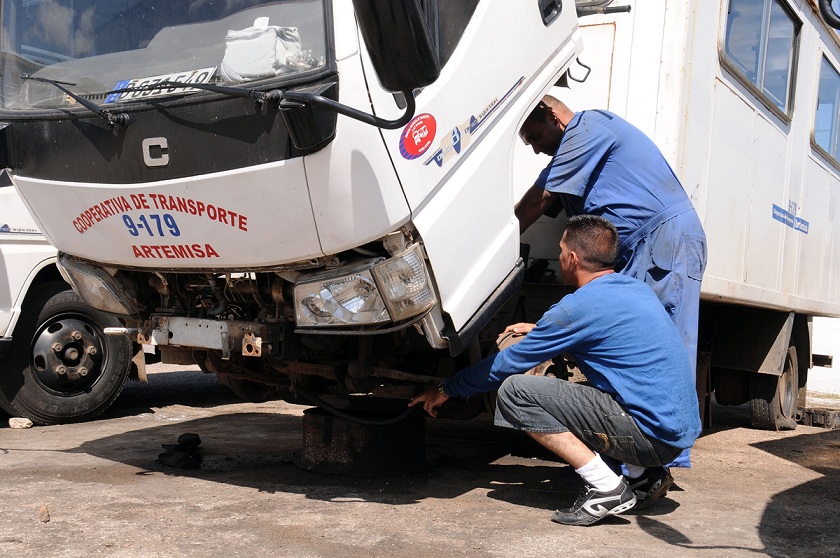 Los socios asumen la reparación de los semiómnibus JMC y han elevado el coeficiente de disponibilidad técnica / Foto: Otoniel Márquez