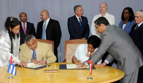 Abdulwahab Al-Bader, Director General del Fondo Kuwaití para el Desarrollo Económico Árabe, e Inés María Chapman, Presidenta del Instituto Nacional de Recursos Hidráulicos firmaron el acuerdo. Foto: AIN