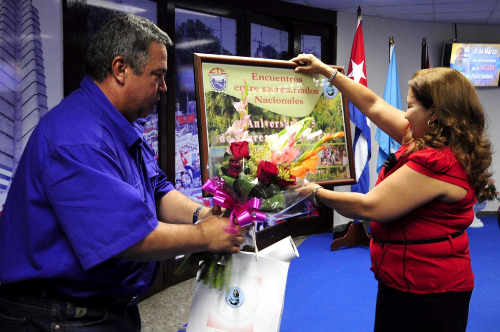 Reconoce movimiento sindical aporte de las mujeres cubanas 