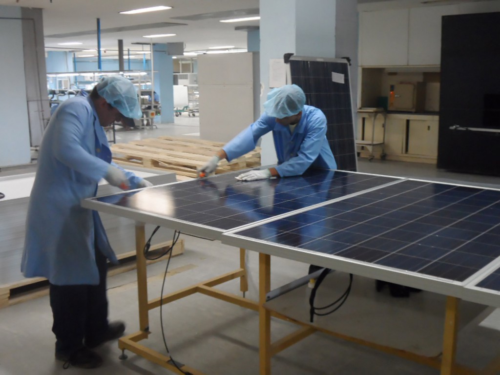 Los jóvenes son mayoría en la producción de los módulos fotovoltaicos que se van haciendo comunes en los distintos parajes del país. Fotos: Del autor
