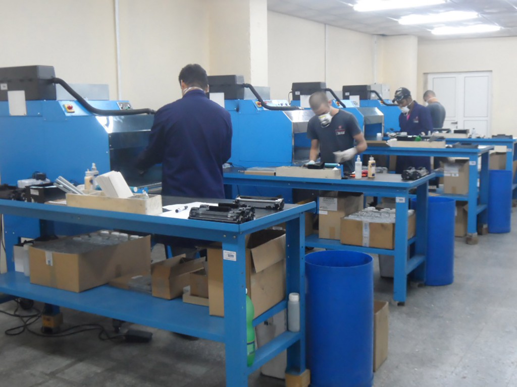 La estrategia de le empresa es captar personal joven para capacitar y así mantener la estabilidad de la fuerza laboral. 
