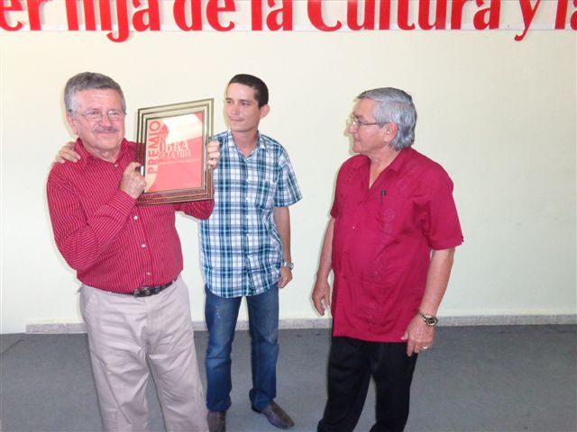 En el acto por el Día de la Prensa en Holguín, el colega Cleanel Tamayo recibió el Premio a la Obra de la Vida.
