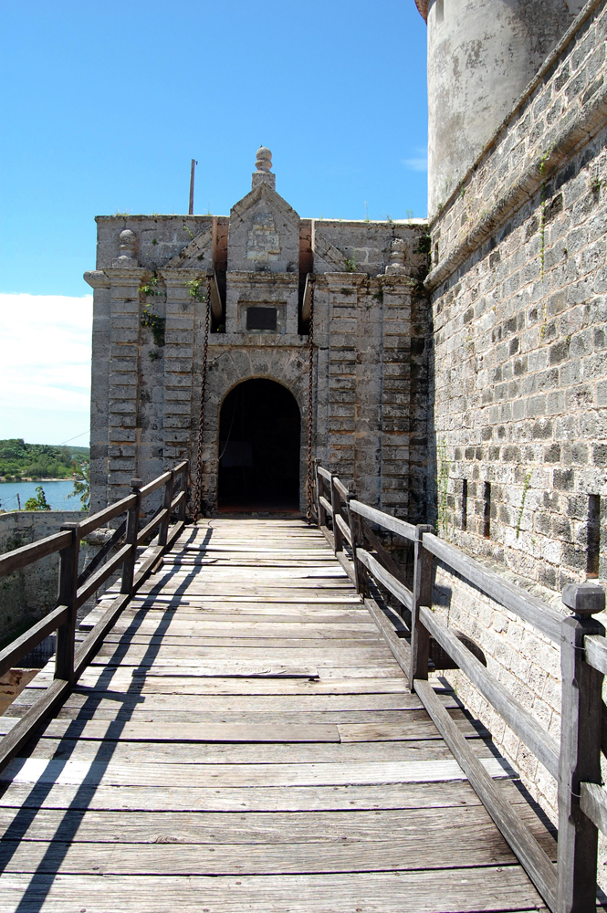 Puente elevadizo que da acceso al castillo. Foto: Modesto Gutiérrez, Ain.