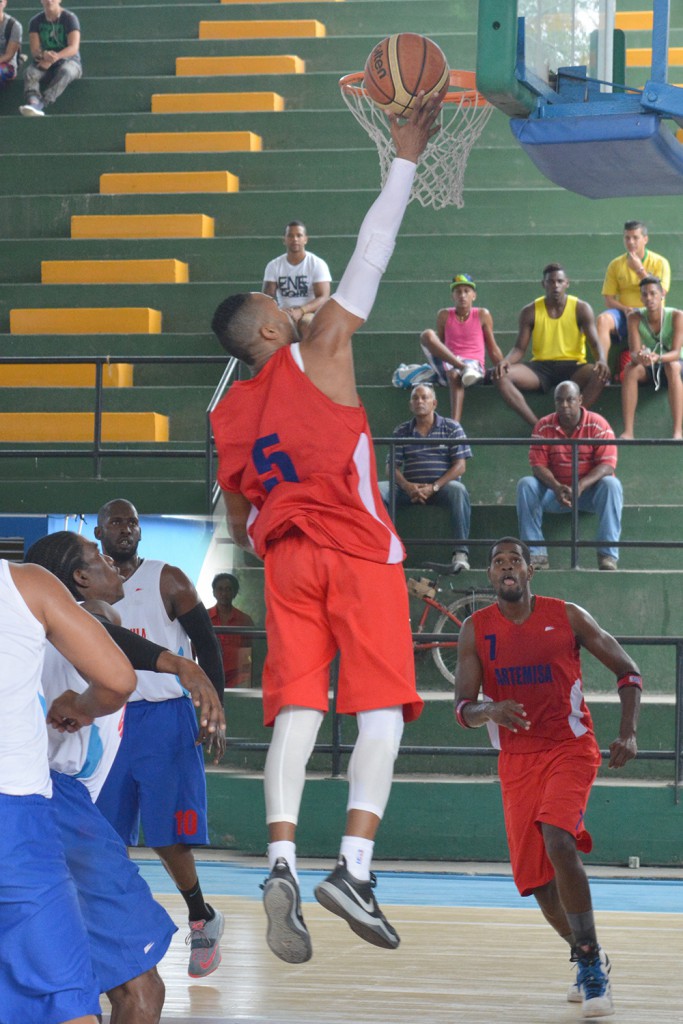 Osmel Oliva, al ataque, resulta ser la bujía de un Artemisa que se niega a creer en "favoritos". Foto: Gabriela López Dueñas.