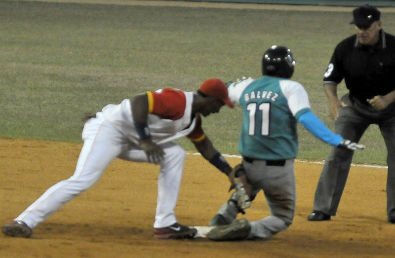 Isla de la Juventud a solo una victoria de pasar a discutir la final de la 54 Serie Nacional de Béisbol. Foto: José Raúl Rodríguez Robleda