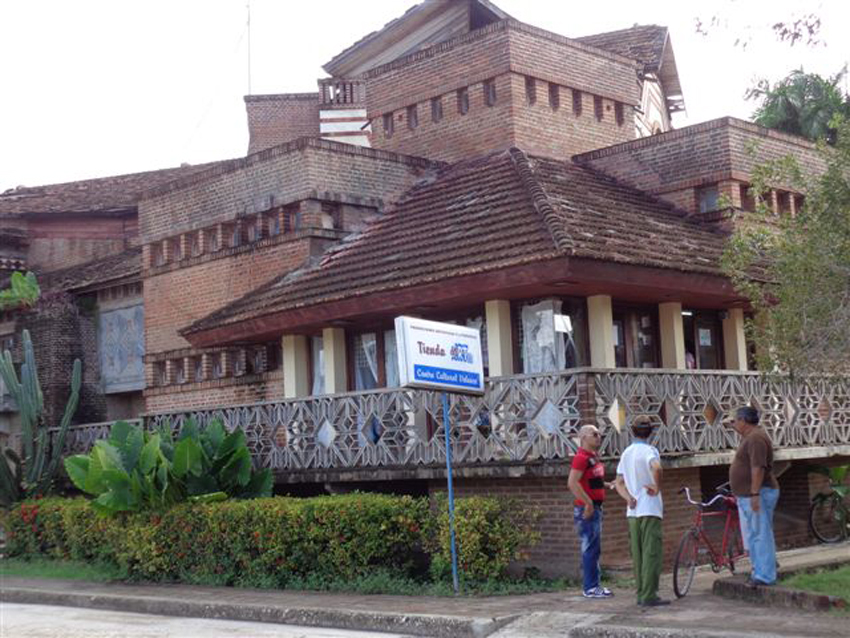 La Casa de Cultura Félix Varona, de Velasco
