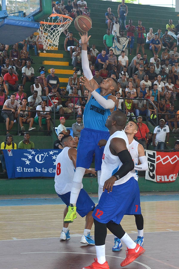 Jasiel Rivero, al centro, una de las principales figuras de Capitalinos. Foto: Gabriela ´López Dueñas.