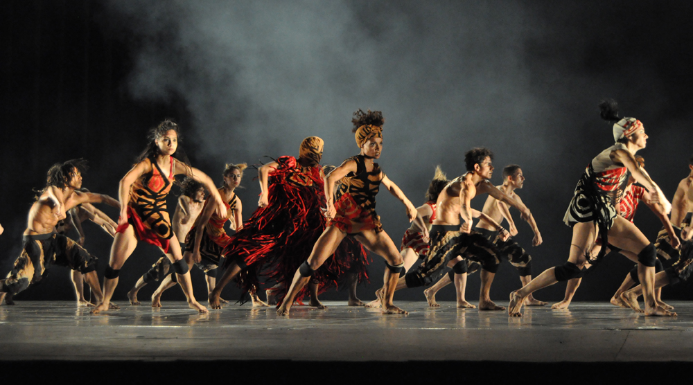 Transire. Sin ganas de mirar atrás, de Norge Cedeño, interpretado por Danza Contemporánea de Cuba