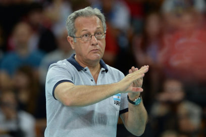 Julio Velazco pone el parche…