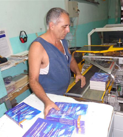 Más de 344 mil ejemplares imprimieron en el poligráfico de Holguín. | foto: Del autor